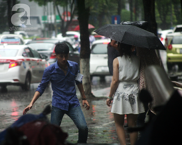 Hà Nội Dân công sở chạy loạn tìm đồ ăn trưa trong cơn mưa rào  - Ảnh 8.