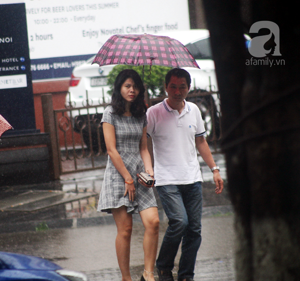 Hà Nội Dân công sở chạy loạn tìm đồ ăn trưa trong cơn mưa rào  - Ảnh 11.