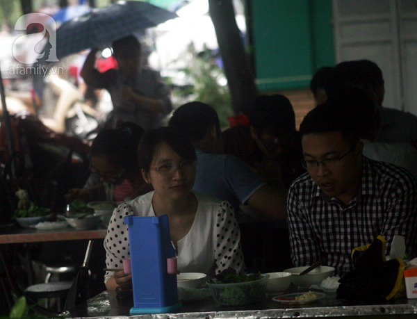Hà Nội Dân công sở chạy loạn tìm đồ ăn trưa trong cơn mưa rào  - Ảnh 13.