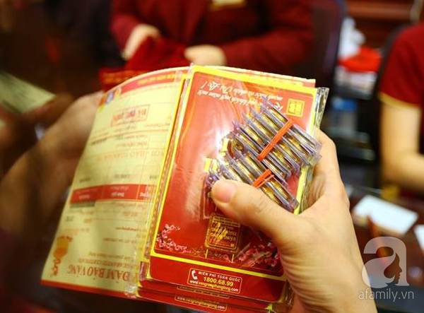 Hà Nội: Nhiều người mua vàng trong đêm vì sợ ngày vía thần tài đông đúc - Ảnh 4. Hà Nội: Nhiều người mua vàng trong đêm vì sợ ngày vía thần tài đông đúc - Ảnh 4.