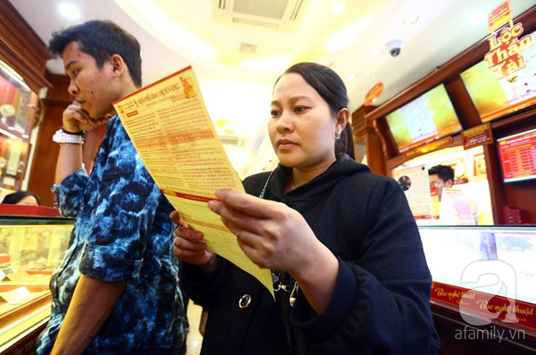Hà Nội: Nhiều người mua vàng trong đêm vì sợ ngày vía thần tài đông đúc - Ảnh 5. Hà Nội: Nhiều người mua vàng trong đêm vì sợ ngày vía thần tài đông đúc - Ảnh 5.