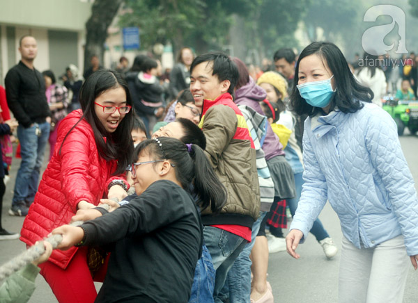 Hà Nội: Trời rét, các tụ điểm vui chơi chật kín người - Ảnh 17.