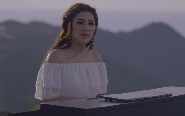 &quot;Ngọc nữ bolero&quot; Tố My được khen xinh như &quot;Thần tiên tỉ tỉ&quot; khi chơi piano trên... đỉnh núi