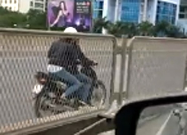 Hà Nội: Choáng trước cảnh 2 thiếu nữ phóng xe máy ngược chiều ở đường Vành đai 3 trên cao - Ảnh 2.