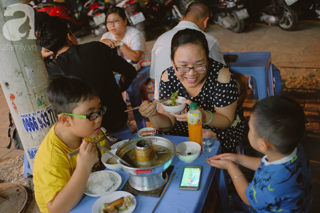 Ngày mưa Sài Gòn, thôi miên vị giác trong nồi lẩu mắm, nghe Út Nhàn rổn rảng kể chuyện 22 năm giữ chất miền Tây - Ảnh 4.