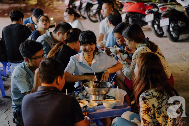 Ngày mưa Sài Gòn, thôi miên vị giác trong nồi lẩu mắm, nghe Út Nhàn rổn rảng kể chuyện 22 năm giữ chất miền Tây - Ảnh 3.