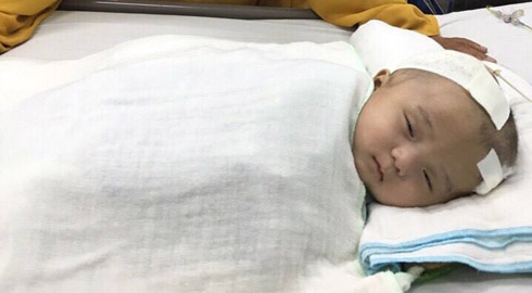 Em bé não úng thủy bị bỏ rơi trước cổng chùa đã ngưng thuốc, được đưa từ Singapore về Việt Nam - Ảnh 3.