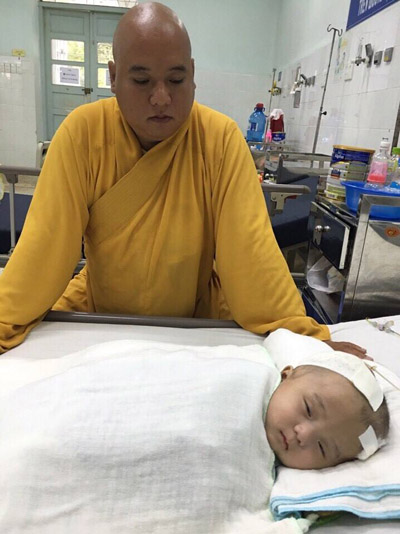 Em bé não úng thủy bị bỏ rơi trước cổng chùa đã ngưng thuốc, được đưa từ Singapore về Việt Nam - Ảnh 7.