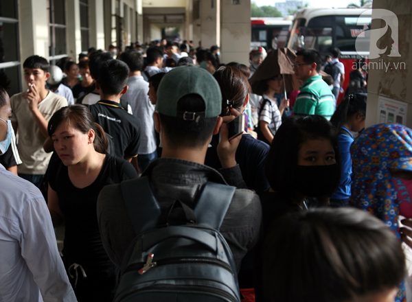 Hà Nội: Hàng nghìn người xếp hàng dài hơn 1 giờ đồng hồ mua vé về nghỉ lễ  - Ảnh 2.