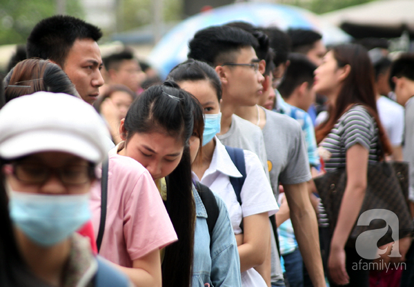Hà Nội: Hàng nghìn người xếp hàng dài hơn 1 giờ đồng hồ mua vé về nghỉ lễ  - Ảnh 3.
