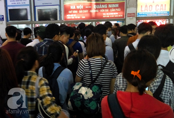 Hà Nội: Hàng nghìn người xếp hàng dài hơn 1 giờ đồng hồ mua vé về nghỉ lễ  - Ảnh 5.