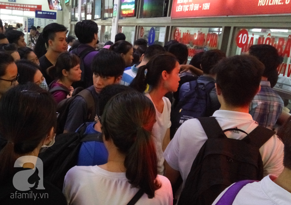 Hà Nội: Hàng nghìn người xếp hàng dài hơn 1 giờ đồng hồ mua vé về nghỉ lễ  - Ảnh 6.