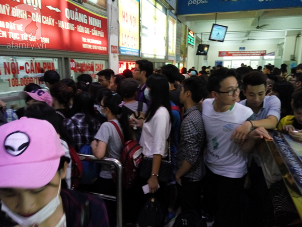 Hà Nội: Hàng nghìn người xếp hàng dài hơn 1 giờ đồng hồ mua vé về nghỉ lễ  - Ảnh 8.
