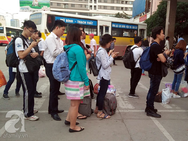 Hà Nội: Hàng nghìn người xếp hàng dài hơn 1 giờ đồng hồ mua vé về nghỉ lễ  - Ảnh 10.