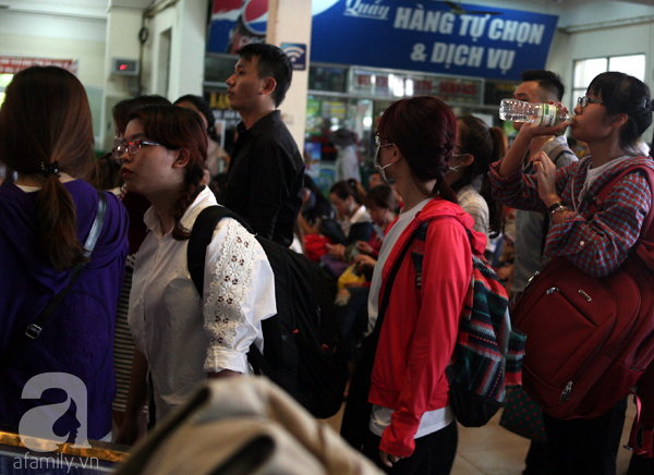 Hà Nội: Hàng nghìn người xếp hàng dài hơn 1 giờ đồng hồ mua vé về nghỉ lễ  - Ảnh 14.