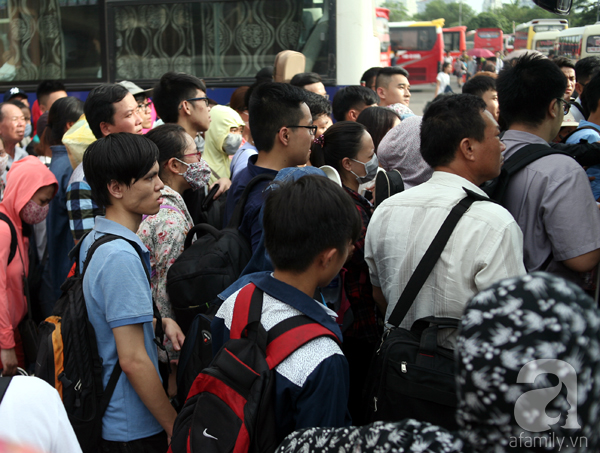Hà Nội: Hàng nghìn người xếp hàng dài hơn 1 giờ đồng hồ mua vé về nghỉ lễ  - Ảnh 15.