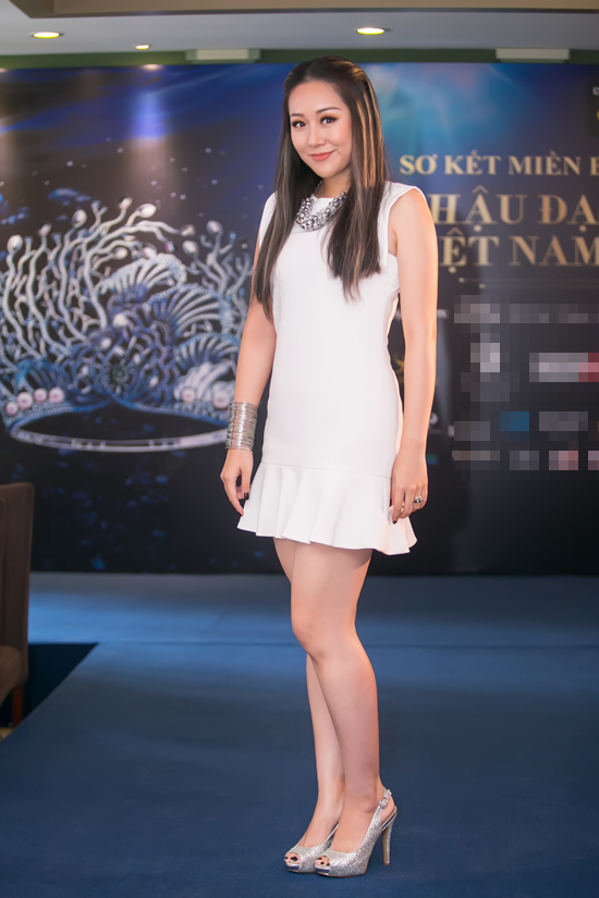 Tham tóc phẩy line, lại thêm loạt phụ kiện chẳng liên quan đã khiến cho Hoa hậu Ngô Phương Lan lọt top mặc sến - Ảnh 1.
