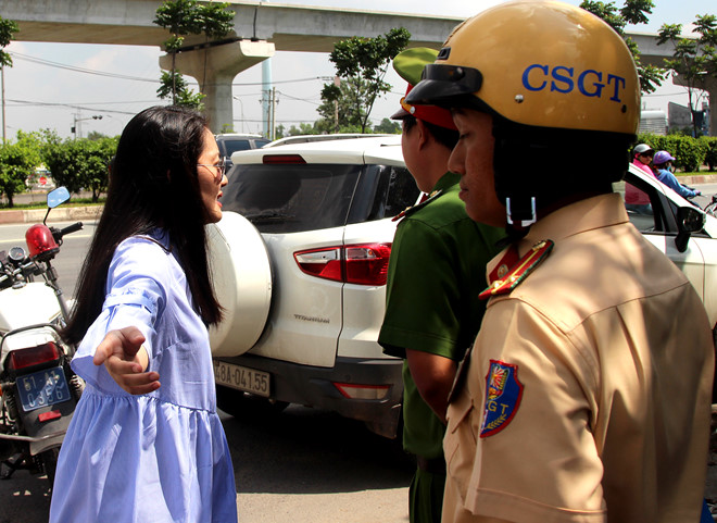 Kiều nữ Ngọc Lan gây tranh cãi vì vi phạm luật giao thông và cãi nhau với cảnh sát - Ảnh 1.