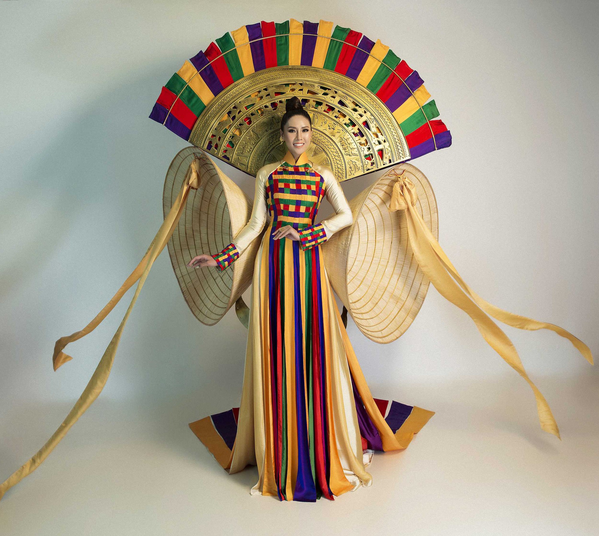 Nguyễn Thị Loan mặc lại trang phục của thí sinh Hoa hậu Hoàn vũ để đi thi  quốc tế