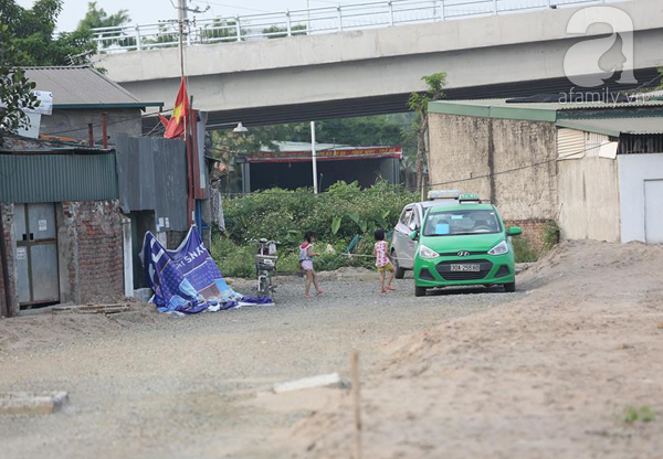 Hà Nội: Người dân bỏ... nhà chạy lấy người vì đường cao hơn nền nhà cả mét - Ảnh 12.