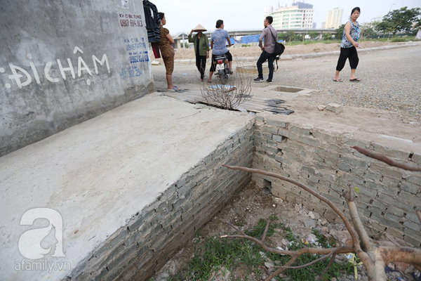 Hà Nội: Người dân bỏ... nhà chạy lấy người vì đường cao hơn nền nhà cả mét - Ảnh 4.