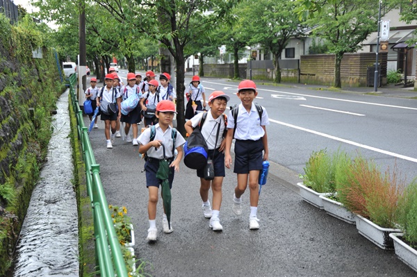 Mẹ Việt ở Nhật: Tôi sẽ vẫn để con đi bộ đi học - Ảnh 4.