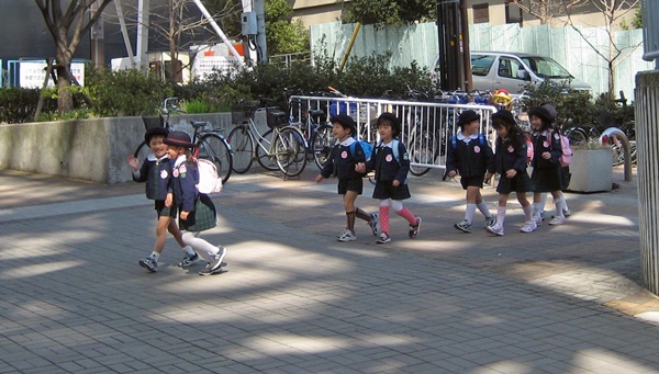 Mẹ Việt ở Nhật: Tôi sẽ vẫn để con đi bộ đi học - Ảnh 1.