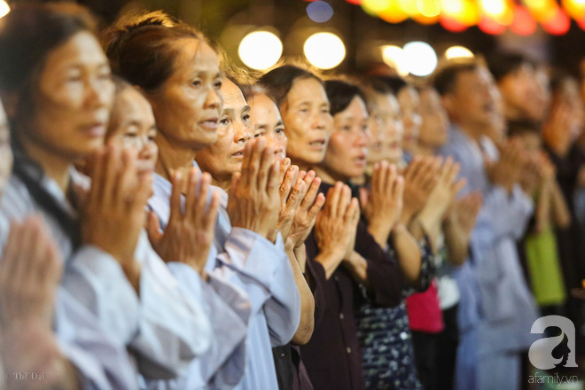 Lễ Vu lan dưới hoa đăng lung linh tại chùa Ninh Tảo (Hà Nam) - Ảnh 5.