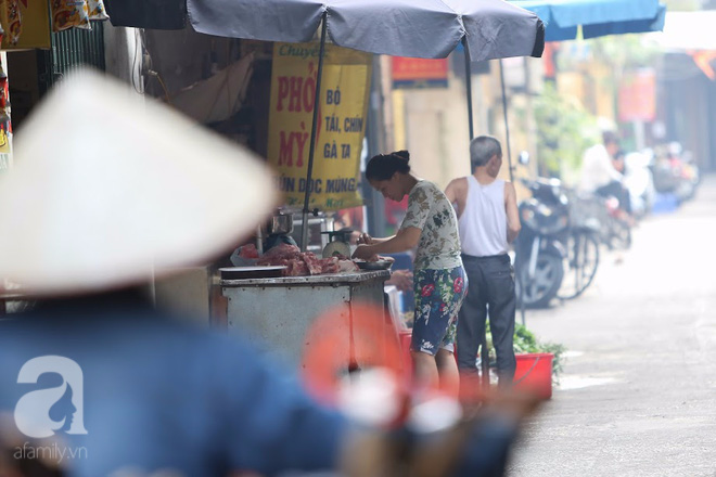 Thân thương những góc chợ quen buổi sớm trong ngõ nhỏ Hà Nội - Ảnh 11.