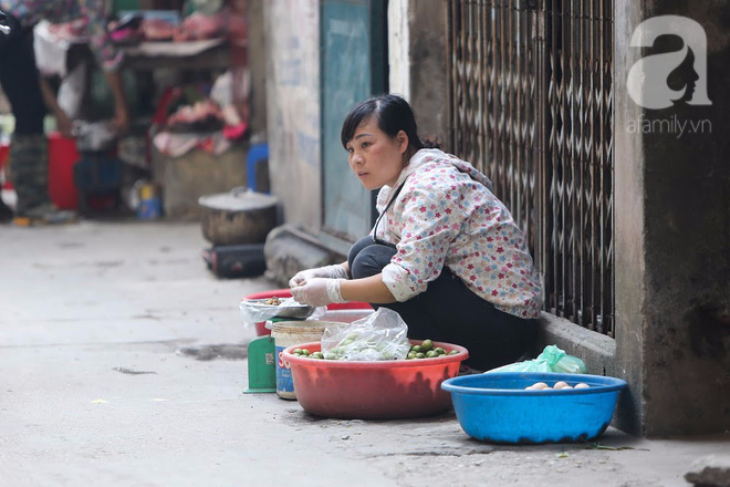 Thân thương những góc chợ quen buổi sớm trong ngõ nhỏ Hà Nội - Ảnh 10.