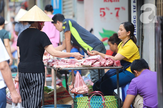 Thân thương những góc chợ quen buổi sớm trong ngõ nhỏ Hà Nội - Ảnh 9.