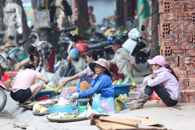 Thân thương những góc chợ quen buổi sớm trong ngõ nhỏ Hà Nội - Ảnh 13.