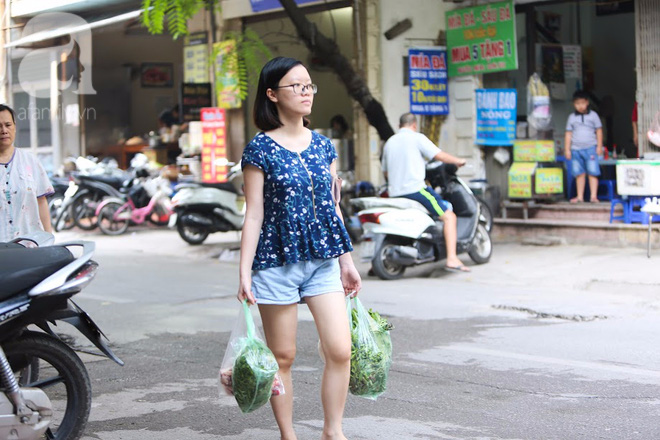 Thân thương những góc chợ quen buổi sớm trong ngõ nhỏ Hà Nội - Ảnh 3.