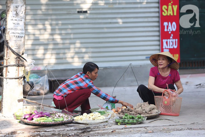 Thân thương những góc chợ quen buổi sớm trong ngõ nhỏ Hà Nội - Ảnh 12.