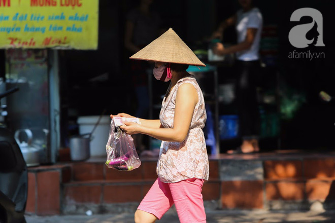 Thân thương những góc chợ quen buổi sớm trong ngõ nhỏ Hà Nội - Ảnh 5.