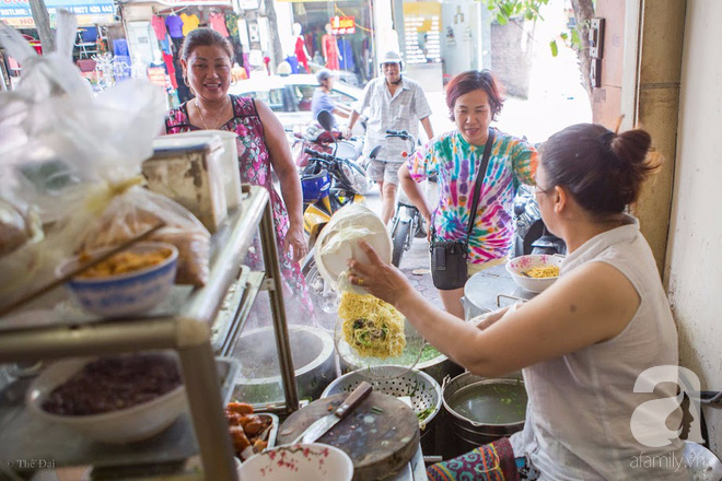 Ngày gió mưa, lặn lội đến tiệm mì vằn thắn 31 năm tuổi nghe cô chủ gốc Hà Nội kể chuyện 3 đời bán mì - Ảnh 1.