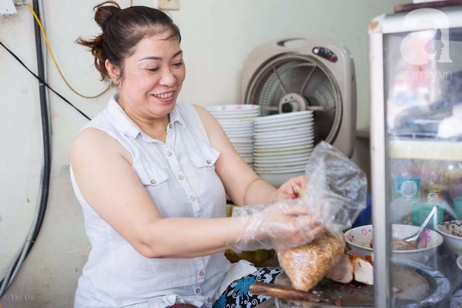 Ngày gió mưa, lặn lội đến tiệm mì vằn thắn 31 năm tuổi nghe cô chủ gốc Hà Nội kể chuyện 3 đời bán mì - Ảnh 4.