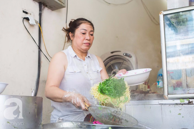 Ngày gió mưa, lặn lội đến tiệm mì vằn thắn 31 năm tuổi nghe cô chủ gốc Hà Nội kể chuyện 3 đời bán mì - Ảnh 9.