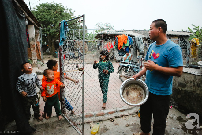 Vợ mất đột ngột khi đang mang bầu, anh Hách gà trống một mình chăm cả đàn 8 đứa con thơ - Ảnh 1.