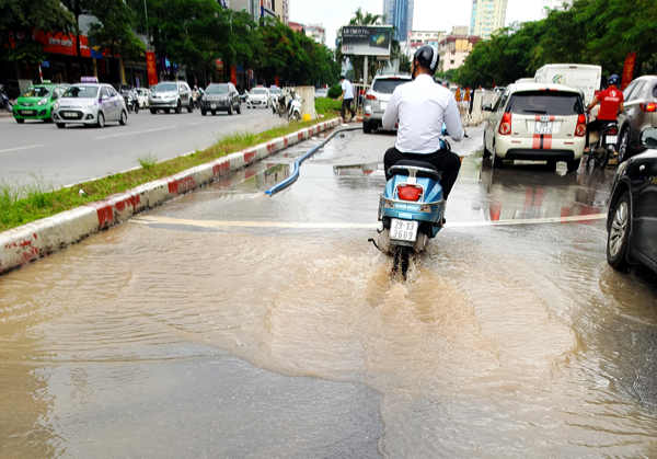 Hà Nội: Hàng nghìn hộ dân mất nước vì đơn vị thi công làm vỡ đường ống nước sạch Sông Đà - Ảnh 4.