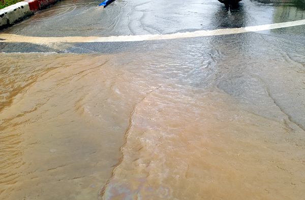 Hà Nội: Hàng nghìn hộ dân mất nước vì đơn vị thi công làm vỡ đường ống nước sạch Sông Đà - Ảnh 3.