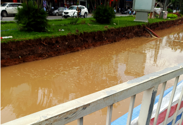 Hà Nội: Hàng nghìn hộ dân mất nước vì đơn vị thi công làm vỡ đường ống nước sạch Sông Đà - Ảnh 1.