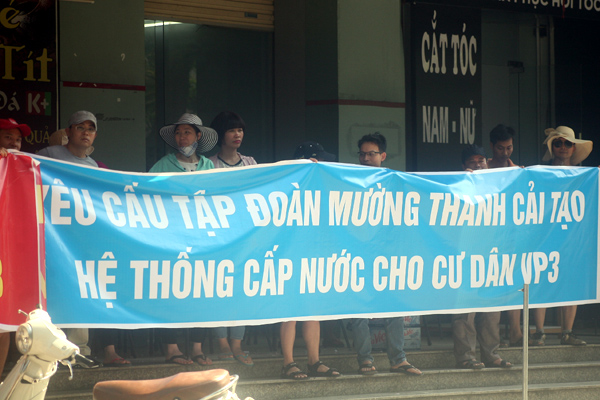 Hà Nội: Thiếu nước sạch suốt gần 4 năm, cư dân VP3 Linh Đàm “đội” nắng nóng 40 độ C phản đối CĐT - Ảnh 12.