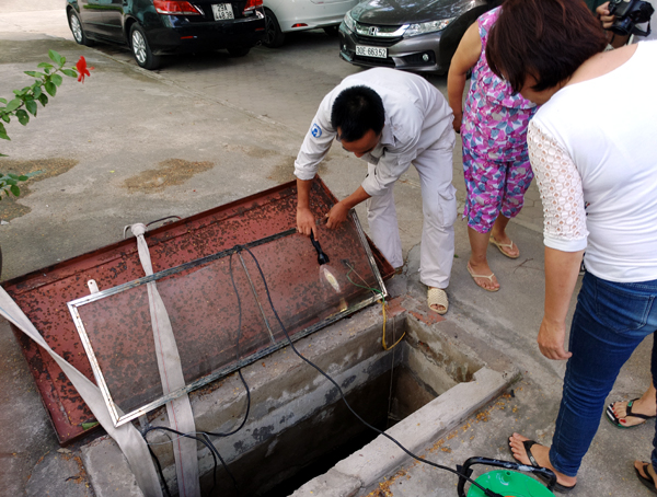 Hàng nghìn cư dân chung cư xếp hàng như thời bao cấp xách từng xô nước sạch - Ảnh 3.