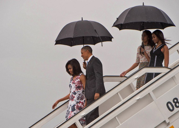 Đến tận lúc mãn nhiệm, Obama vẫn khiến thế giới nghiêng mình bởi hành động quá tuyệt vời với vợ giữa công chúng - Ảnh 4.