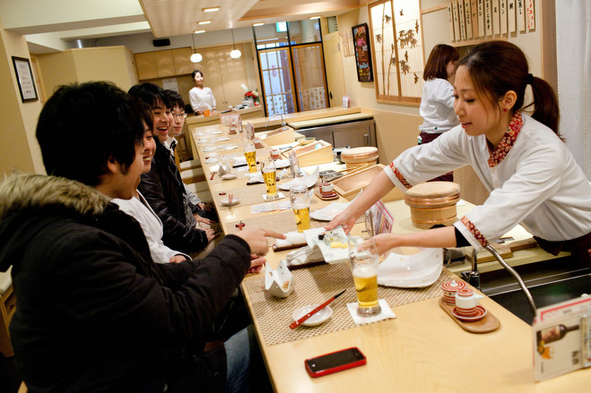 Là món ăn truyền thống nhưng phụ nữ Nhật từng không được làm sushi vì lý do này - Ảnh 3.