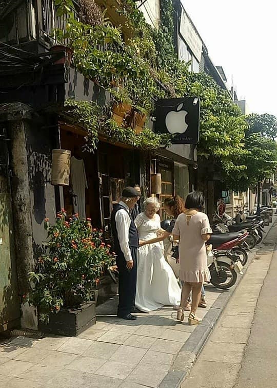 Hình ảnh cô dâu tóc bạc mặc váy cưới trắng, chú rể chống gậy móm mém cười trên phố Hà Nội gây sốt mạng - Ảnh 2.
