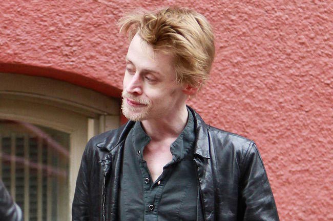 Stars at home alone after 27 years: Dad passed away from a heart attack, son was arrested for possessing stimulants - Photo 3.