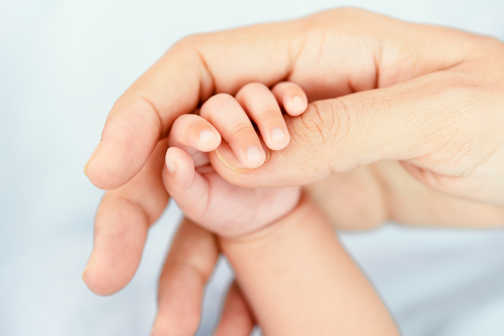 Không có gì đáng quý hơn khi được nắm tay con yêu trong những ngày đầu đời của đứa trẻ. Cảm giác nắm chặt tay nhỏ bé đó thật tuyệt vời và đầy ý nghĩa. Cùng ngắm nhìn hình ảnh trẻ sơ sinh nắm tay chặt trong bức ảnh liên quan đến từ khoá này.