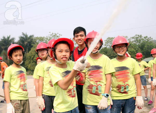 Trẻ nhỏ đu dây thoát nạn thần kỳ trong đám cháy giả lập tại khu chung cư - Ảnh 13.